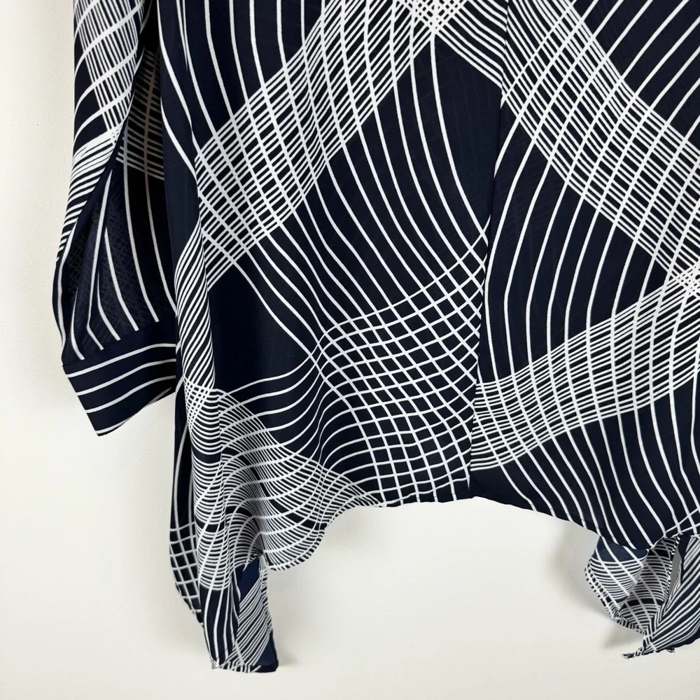 Carmen Marc Valvo Navy and White Button Down Abstract Blouse Uneven Hem ~ Small - Picture 9 of 11